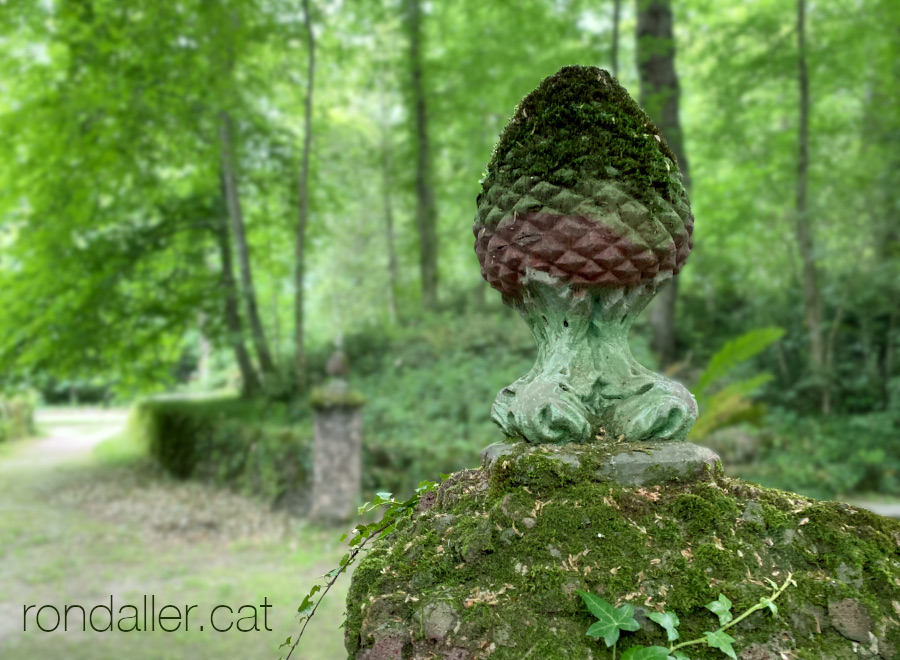 Paratge de la Font Moixina amb un detall de la decoració amb pinyes que hi ha a la tanca.