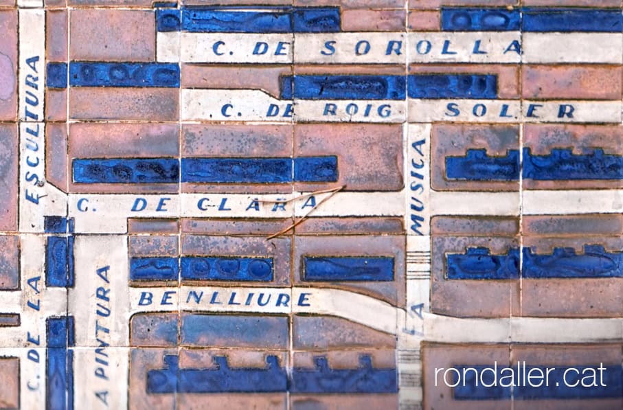 Detall del plafó ceràmic amb el plànol del barri de Montbau.