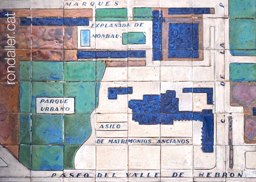 Detall del plafó ceràmic amb el plànol del barri de Montbau.