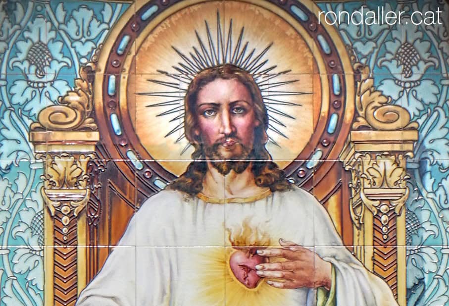 Imatge del Sagrat Cor en una fornícula al centre de Terrassa.