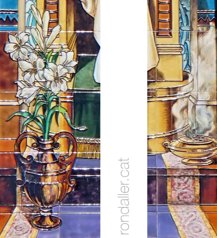 Detall d'un plafó devocional de ceràmica on es veu un gerro amb lliris i un encenser.