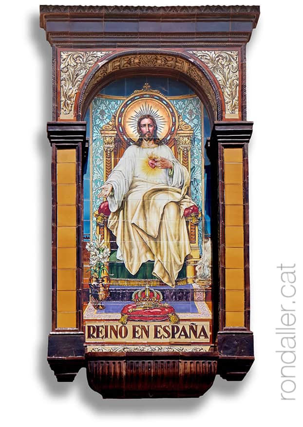 Imatge del Sagrat Cor en una fornícula al centre de Terrassa.