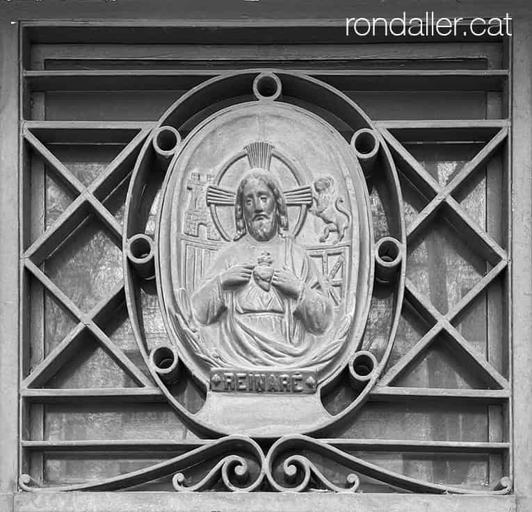 Relleu de ferro colat a la porta d'un habitatge d¡Igualada.