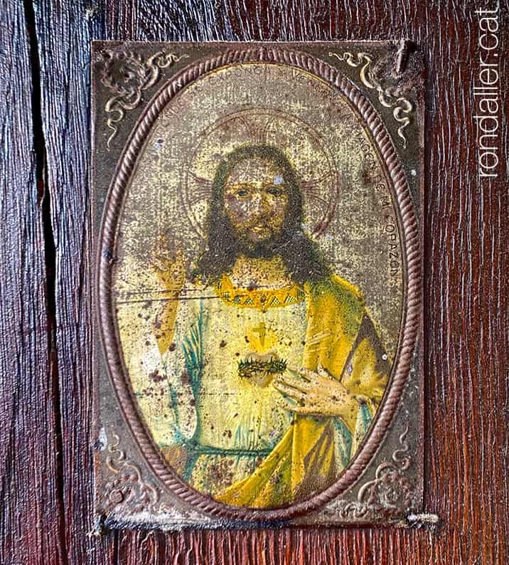Placa de llautó pintat amb la imatge del Sagrat Cor a Taradell.