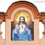 Plafó ceràmic amb la imatge del Sagrat Cor a Canet de Mar.