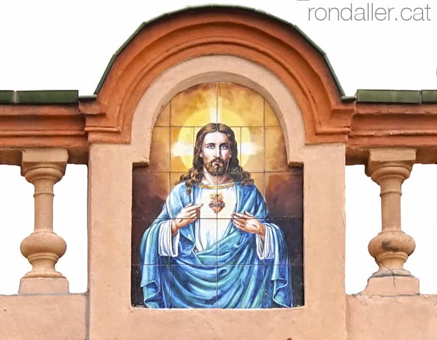 Plafó ceràmic amb la imatge del Sagrat Cor a Canet de Mar.