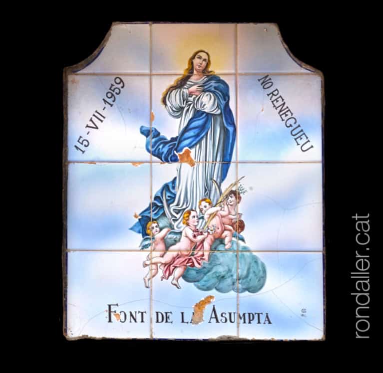 Plafó ceràmic amb la imatge de la Mare de Déu de l'Assumpció a Corbera d'Ebre.