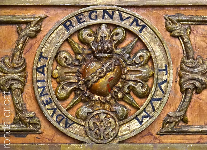 Relleu a l'església de Santa Maria de Badalona amb el text Adveniat Regnum Tuum.