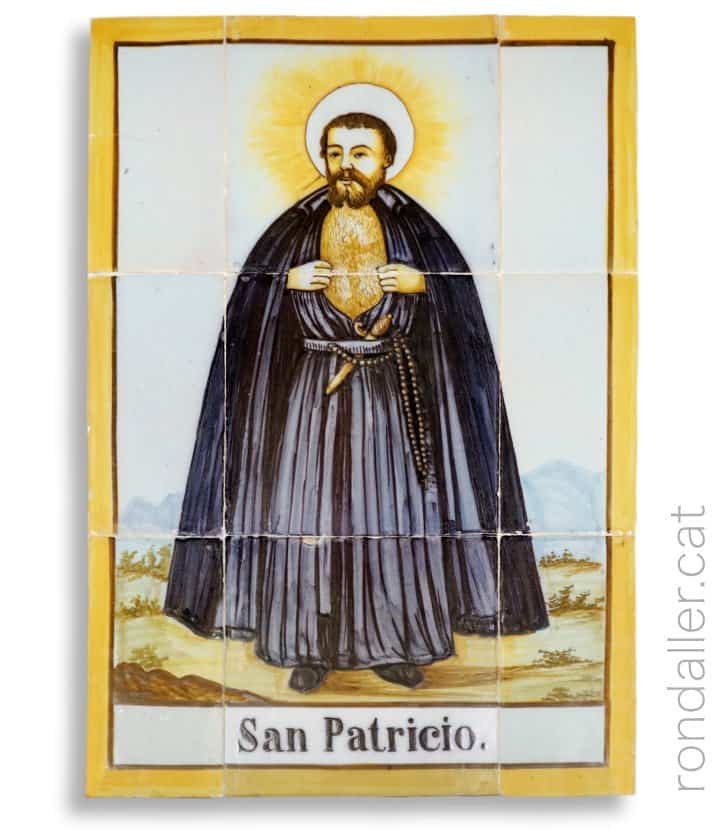 Vides de Sants. Plafó ceràmic amb la imatge de sant Patrici.