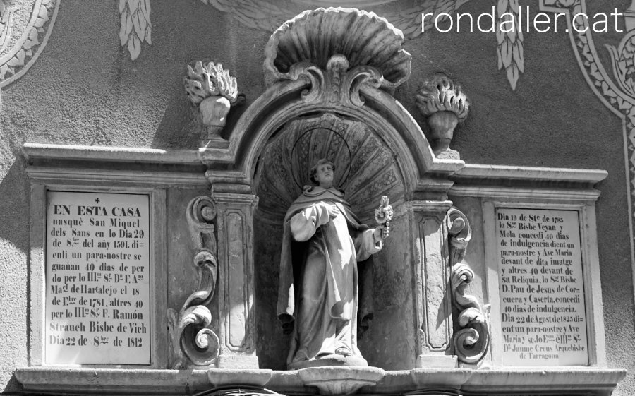 Escultura de sant Miquel dels Sants a la façana de la casa on va nèixer.