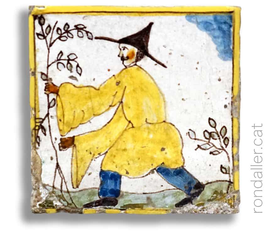 Peça de ceràmica amb la imatge d'un personatge oriental amb una planta.