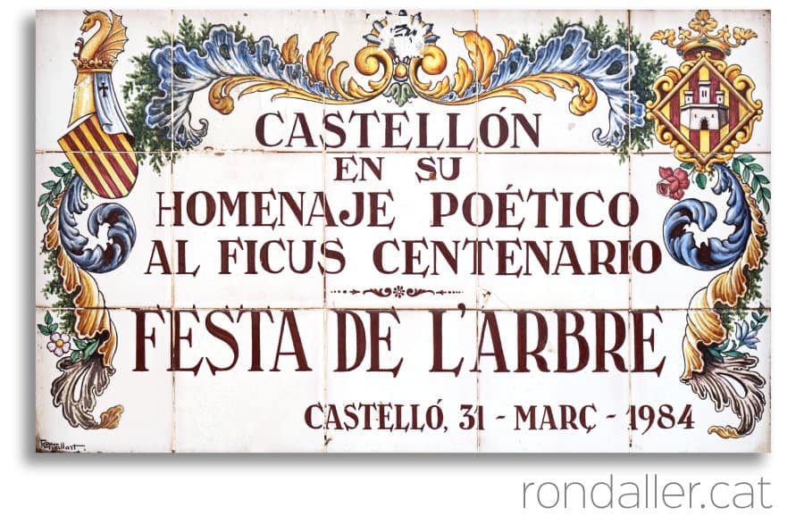 Plafó ceràmic a la plaça de Maria Agustina, col·locada durant la festa de l'arbre de 1984.