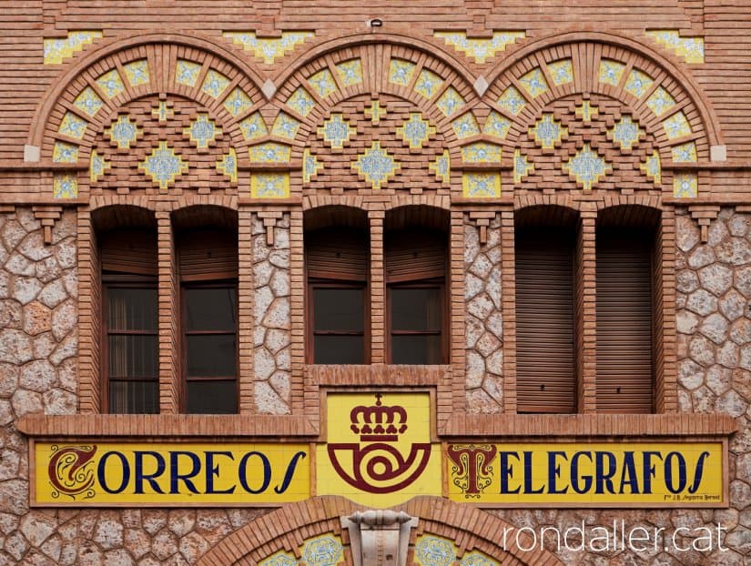 Passeig per Castelló de la Plana. Detall de la façana de l'edifici de Correus i Telègrafs.