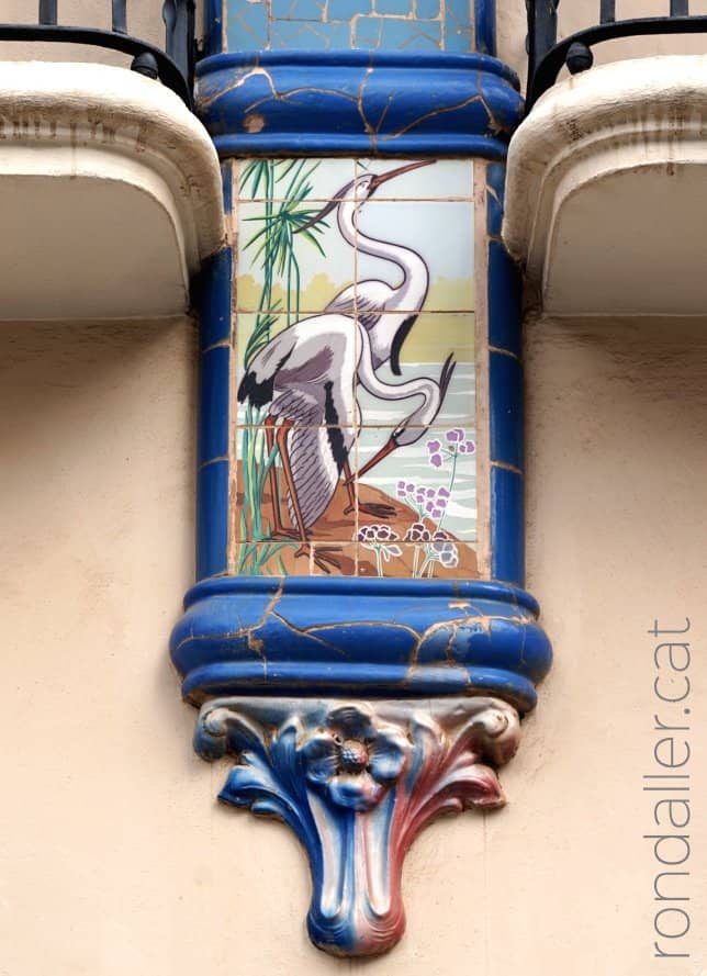 Passeig per Castelló de la Plana. Detall de la façana de la Casa de les Cigonyes.