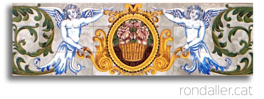 Detall de la decoració ceràmica en un edifici modernista del passeig de Ribalta.