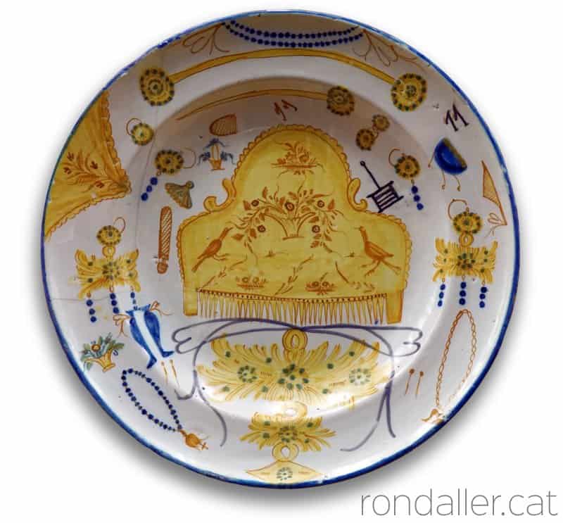 Itinerari per Castelló de la Plana. Plat de demanà exposat al Museu de Belles Arts.