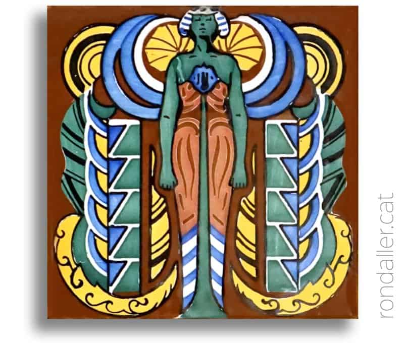 Rajola d'estil art-déco amb una imatge neoegípcia exposada al Museu de Belles Arts.