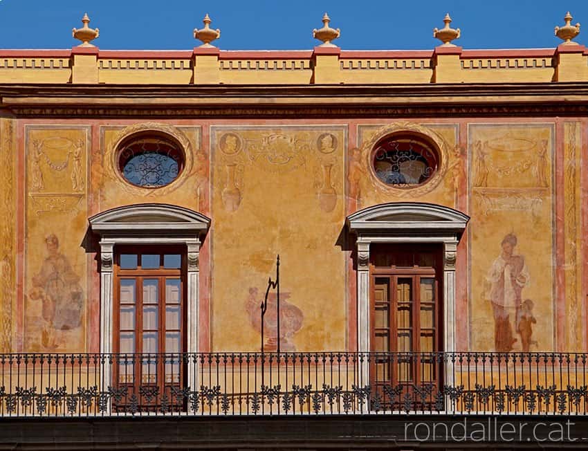 Detall de la façana renaixentista i de la decoració pictòrica de la Llotja del Cànem.