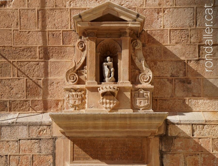 Itinerari per Castelló de la Plana. Detall de la decoració damunt de la porta d'entrada del Fadrí.