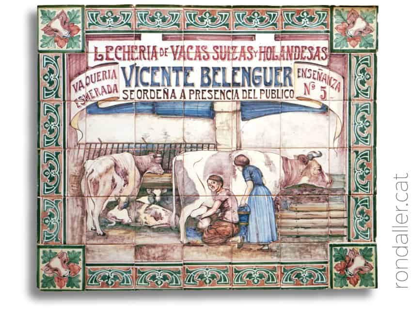 Plafó ceràmic amb el rètol de l'antiga lleteria Vicente Belenguer.