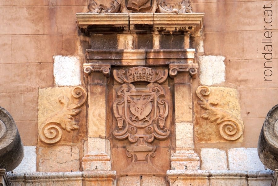 Passeig per Castelló de la Plana. Detall de la portalada barroca de l'església de Sant Agustí.