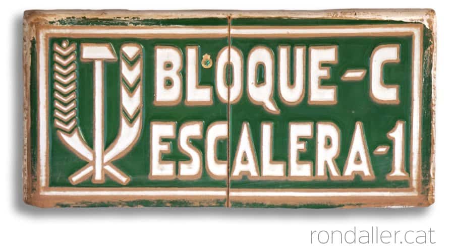 Plafó ceràmic amb la indicació del bloc i l'escala al conjunt d'habitatges Grupo 14 de Junio.