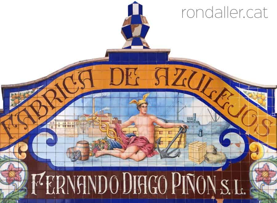 Rètol ceràmic executat per Rafael Guallart a l'antiga fàbrica de taulells Fernando Diago.