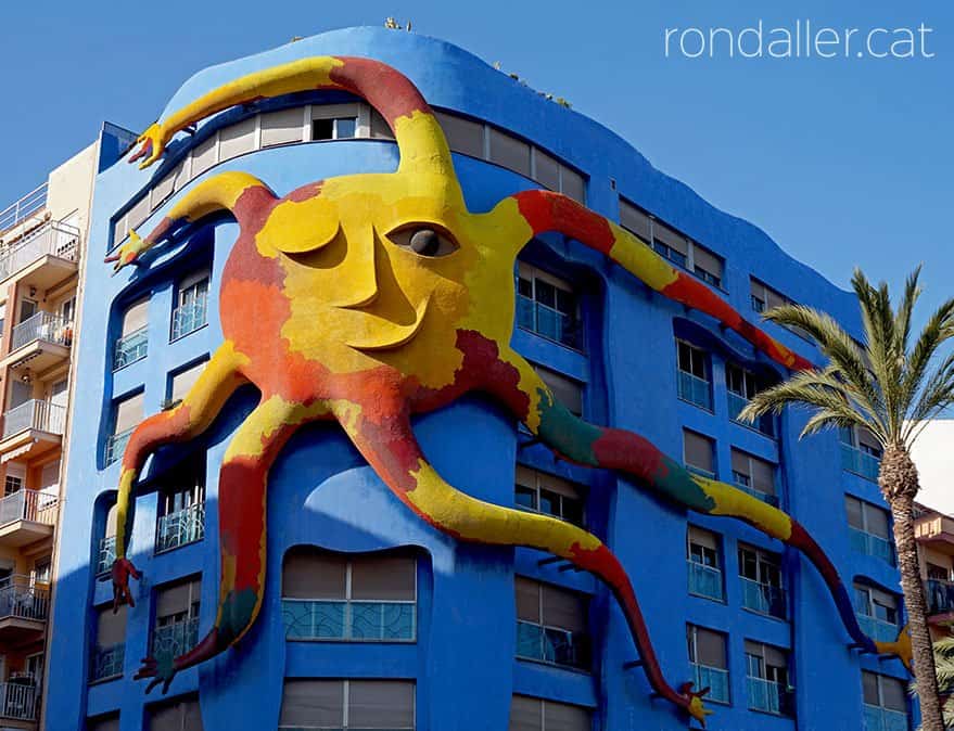 Decoració escultòrica de Juan García Ripollés a la façana de l'edifici Sol.