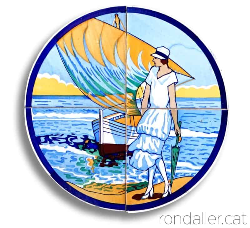 Plafó ceràmic circular amb una escena marítima dels anys vint.