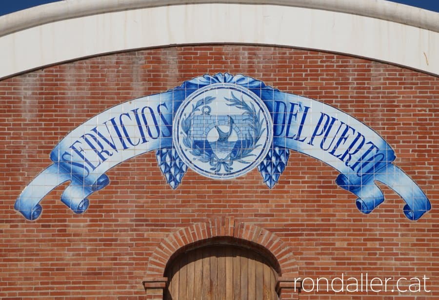 El Grau de Castelló. Detall del plafó ceràmic en una façana del Rafal del Port.