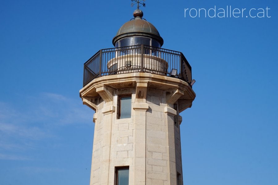 El Grau de Castelló. Detall de la part superior del far.