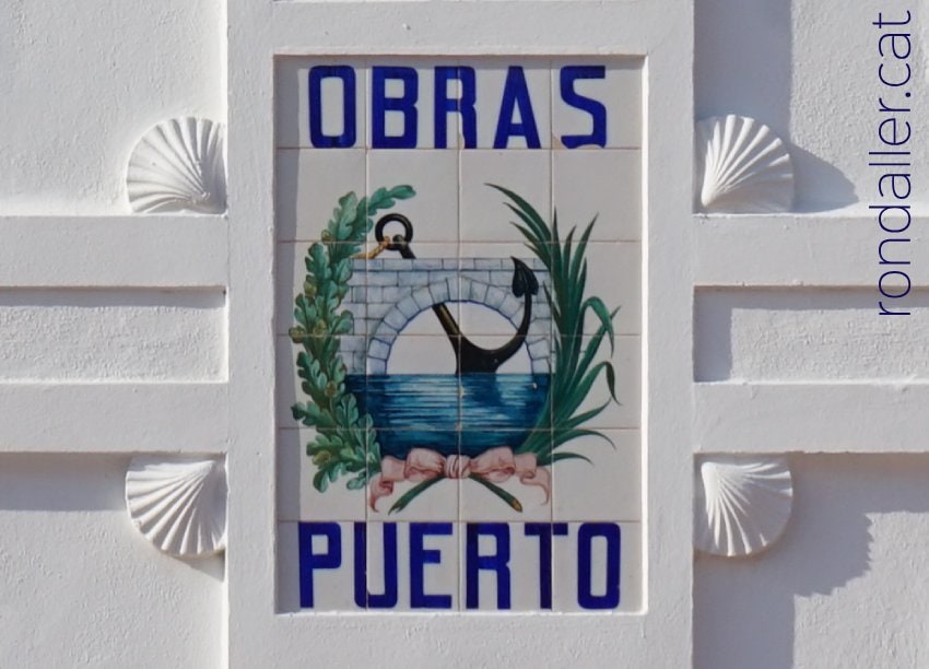 Plafó ceràmic amb l'escut del port.