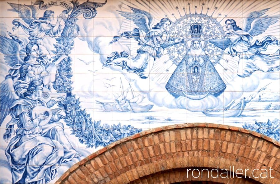 Detall del plafó ceràmic que decora l'església de Sant Pere.