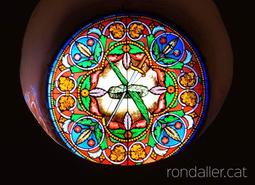 Església de Sant Julià de Montseny. Vitrall a l'òcul de la façana amb els símbols del màrtir.