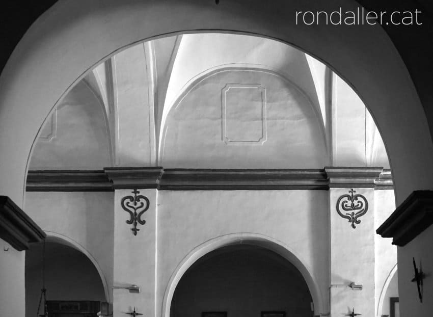 Interior de l'església de Sant Julià de Montseny.