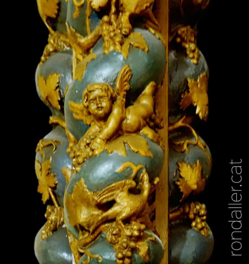 Església de Sant Julià de Montseny. Detall d'una columna salomònica amb angelets i raïm.