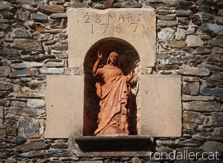Església de Sant Julià de Montseny. Fornícula amb una imatge de terracota de l'Assumpta.