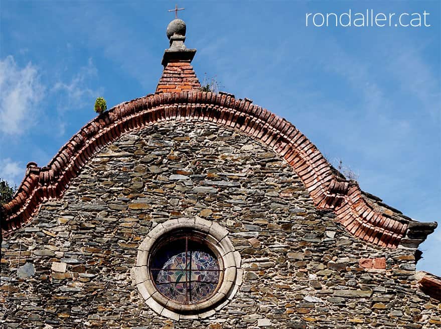 Església de Sant Julià de Montseny. Vista del coronament barroc.