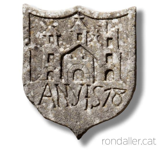 Detall de la llinda del segle XVI de l'antiga rectoria de l'església.