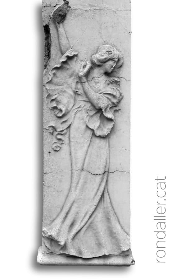 Un dels relleus que decora la façana de la Sala Granados de Barcelona.