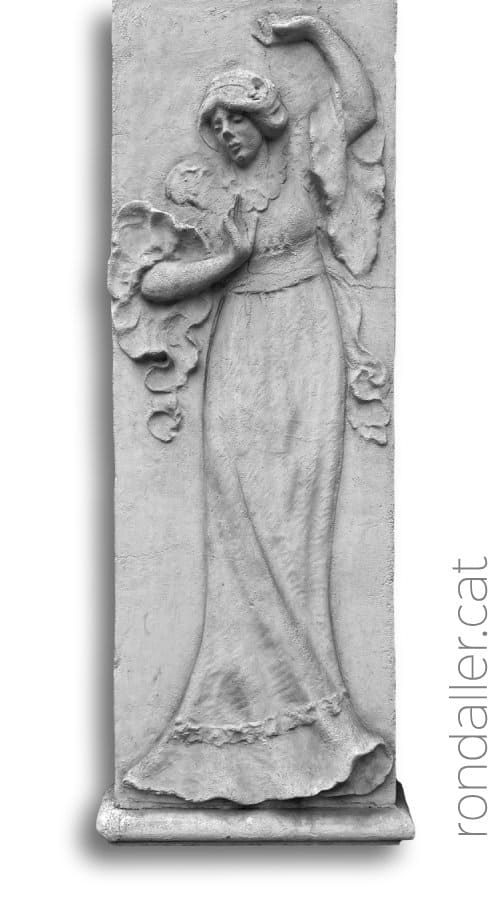 Un dels relleus que decora la façana de la Sala Granados de Barcelona.