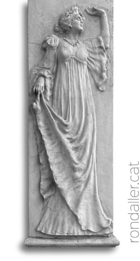 Un dels relleus que decora la façana de la Sala Granados de Barcelona.