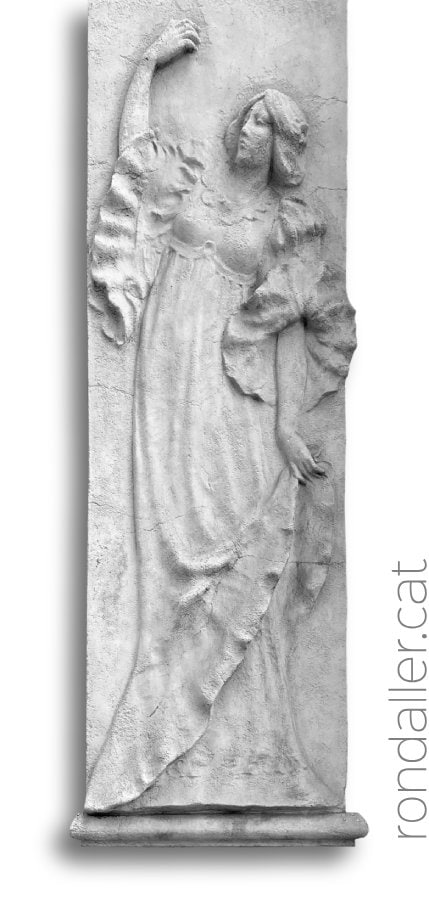 Un dels relleus que decora la façana de la Sala Granados de Barcelona.