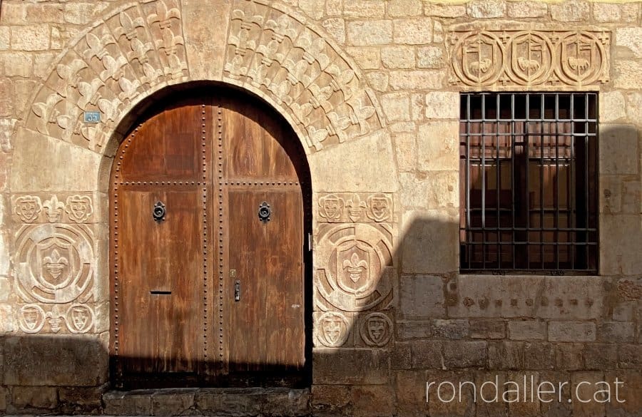 Portal de l'antiga casa dels Miquels, actualment al carrer Caçadors.