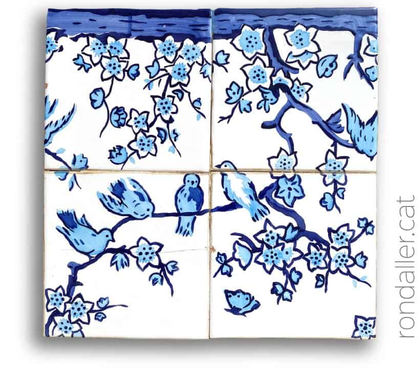 Detall de la decoració ceràmica en les jardineres de la plaça de les Comunicacions.