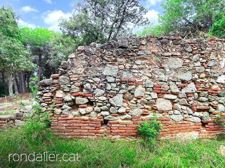 Restes de la capella de Sant Jaume de Traià, al municipi d'Argentona.