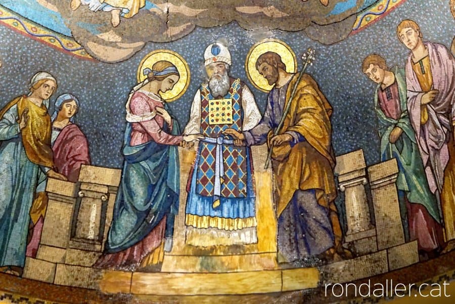 Basílica de Sant Josep Oriol. Detall del mosaic de la cúpula de l'absis executat per Lluís Bru i Salelles.