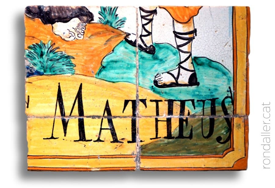 Detall del plafó ceràmic executat per Joan Baptista Guivernau a Premià de Dalt.