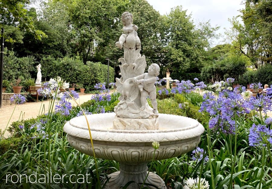 Jardins de la Tamarita. Font amb decoració escultòrica d'infants i cignes.