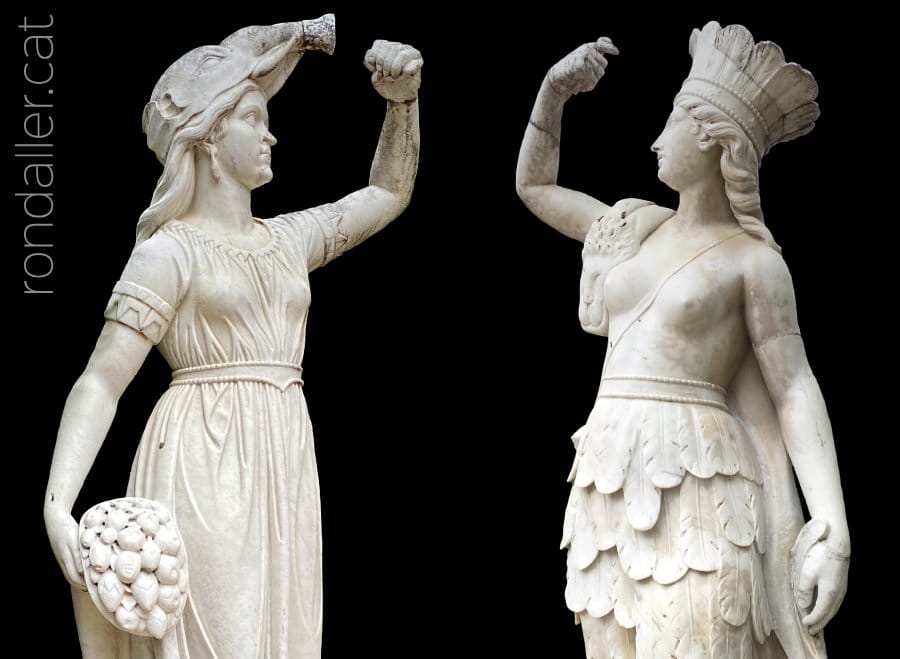Jardins de la Tamarita. Detall de dues escultures de la plaça dels Quatre Continents.